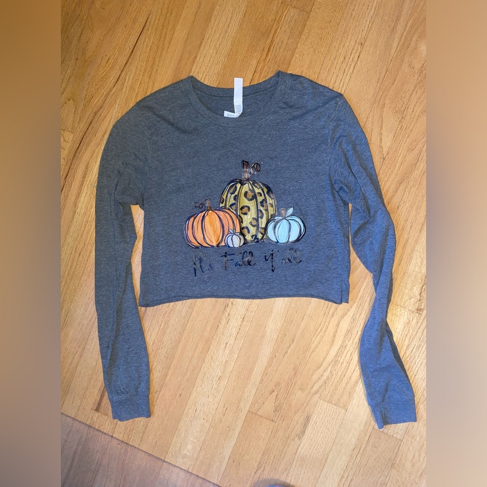 Women’s Small Cropped Fall Long Sleeve Tee.